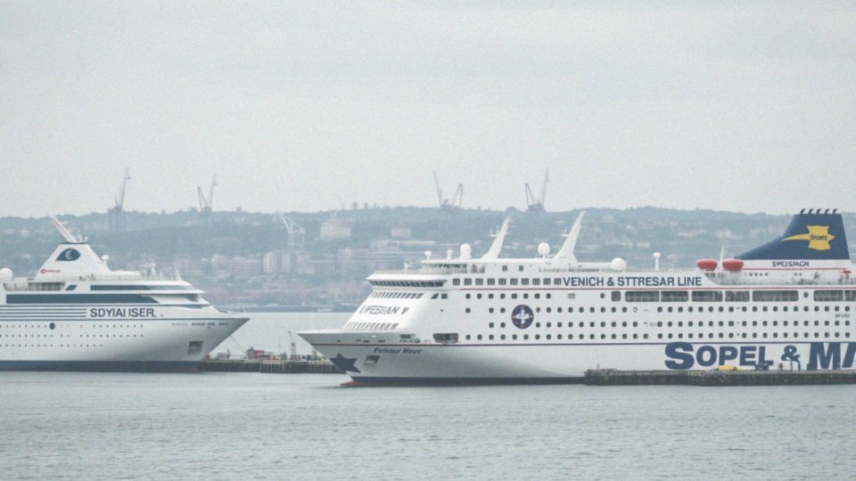 Jakie firmy promowe obsługują trasę Gdynia-Karlskrona?