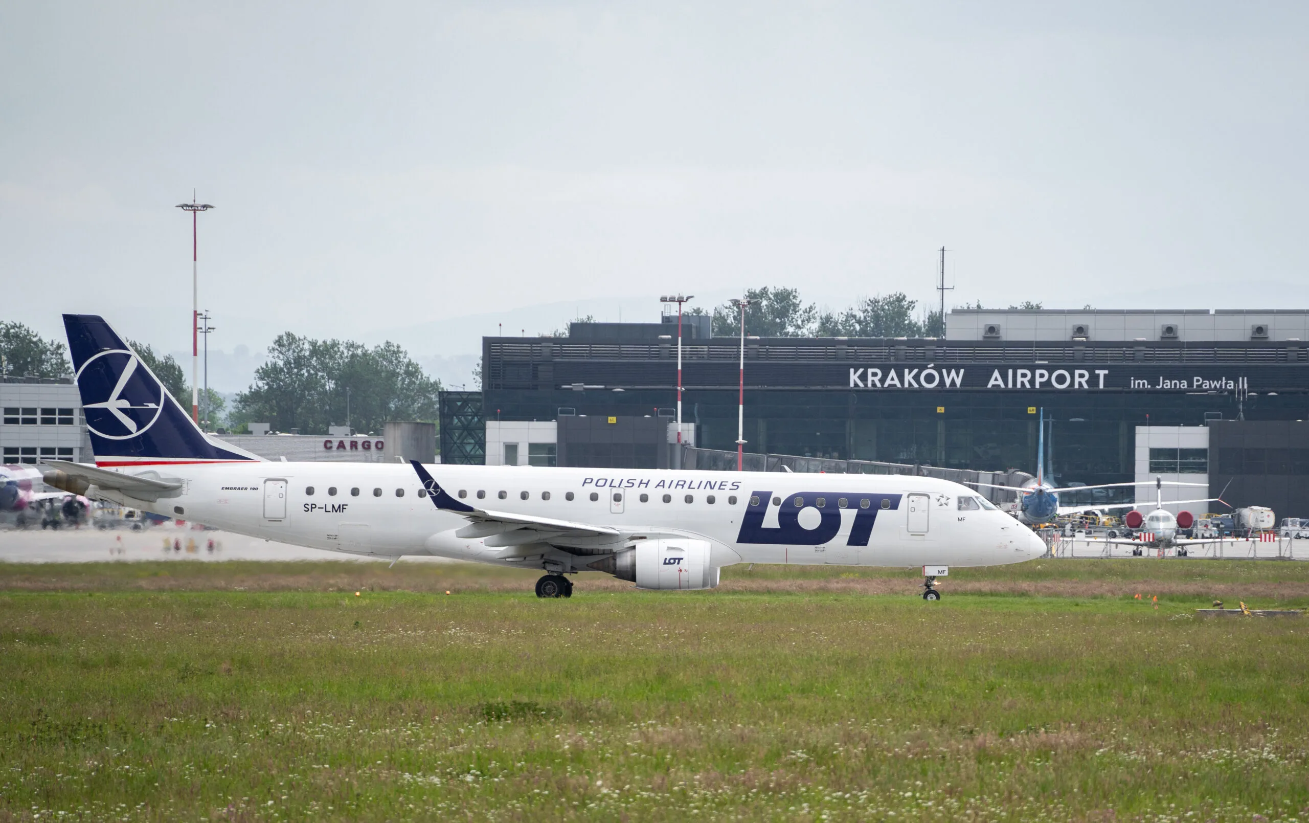 Co bardziej się opłaca: odbiór na lotnisku czy w centrum Krakowa?
